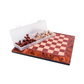 Boîte de rangement ouverte avec pièces d'échecs en bois