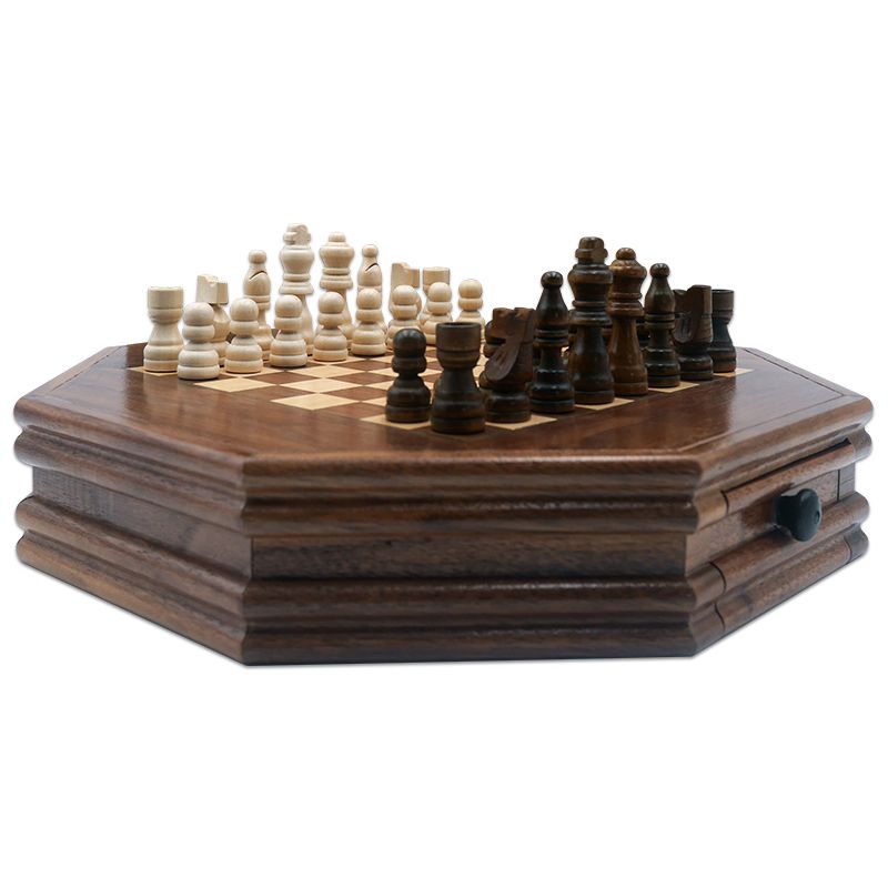 Jeu d'échecs complet en bois sur une table