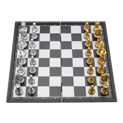 Jeu d'échecs complet avec pièces dorées et argentées