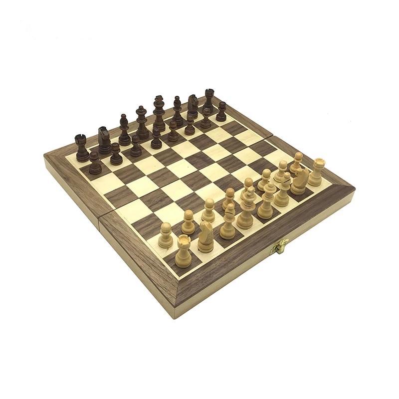 Pièces d'échecs sur plateau magnétique en bois