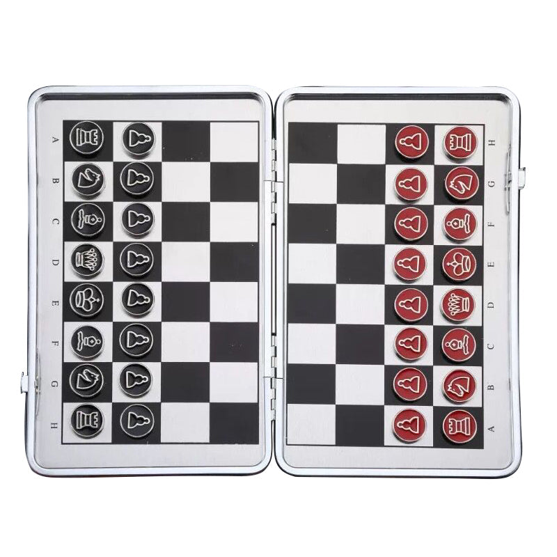 Jeu d'échecs de voyage ouvert, montrant les pièces en place