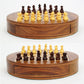 Jeu d'échecs rond en bois avec pièces alignées