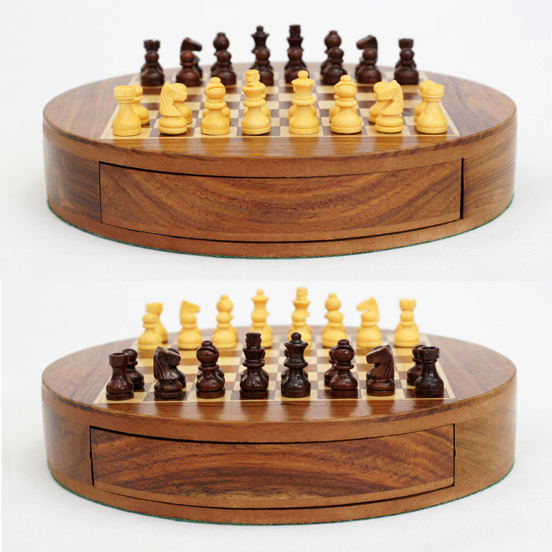 Jeu d'échecs rond en bois avec pièces alignées