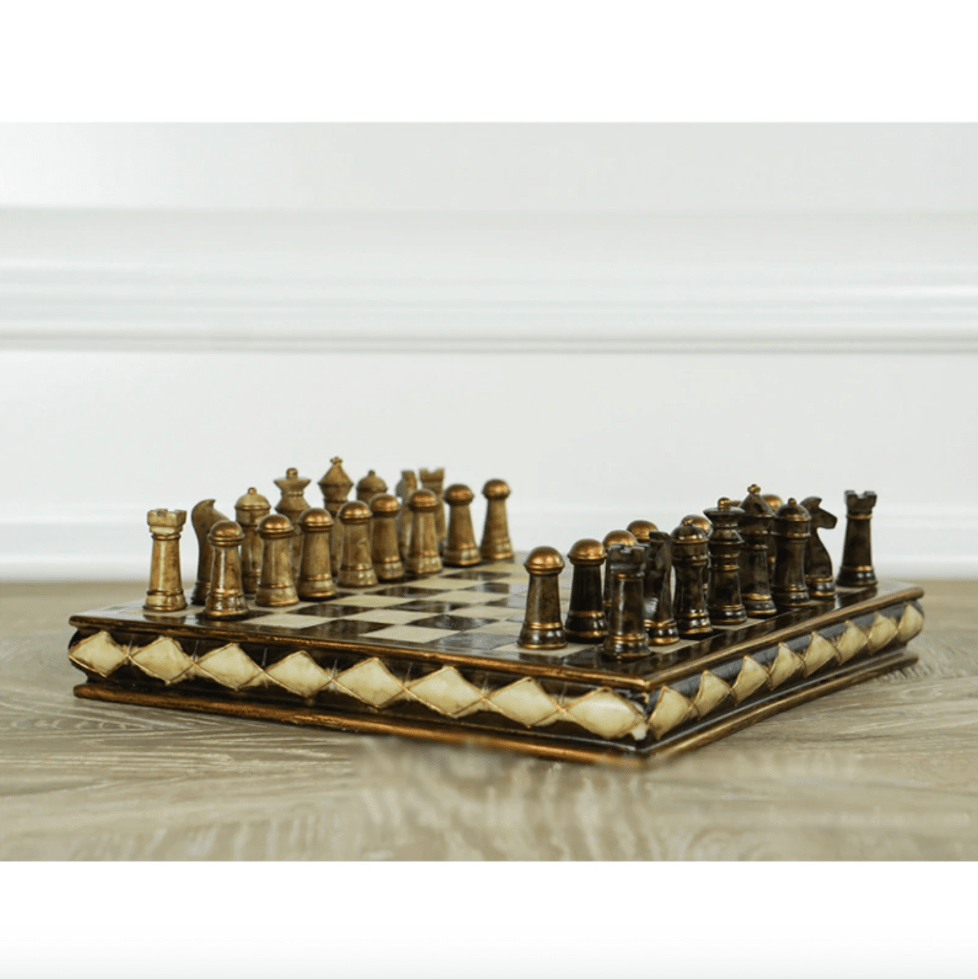 Jeu d'échecs avec pièces en résine ivoire et ébène