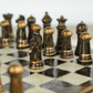Vue d'ensemble d'un jeu d'échecs en résine marbrée