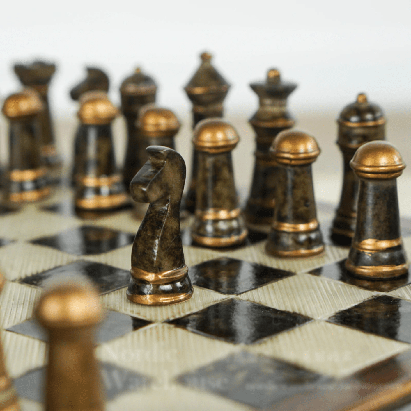 Vue d'ensemble d'un jeu d'échecs en résine marbrée