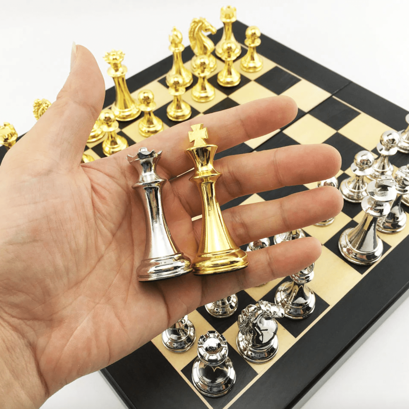 Pièces d'échecs raffinées en métal or et argent
