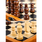 Pièces d'échecs en bois sur un plateau en bois