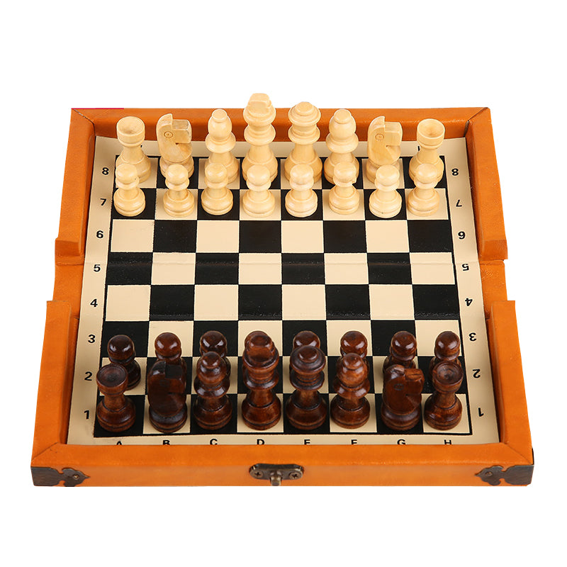 Jeu d'échecs en bois avec loquet métallique visible