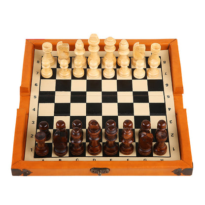 Jeu d'échecs en bois avec loquet métallique visible