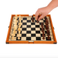 Vue rapprochée du plateau d'échecs pliable robuste
