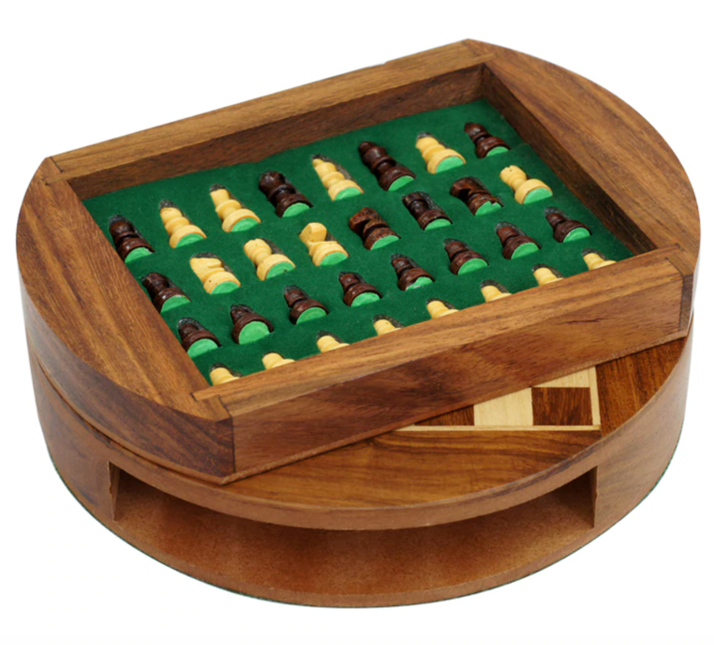Détail des pièces d'échecs en bois sur le plateau
