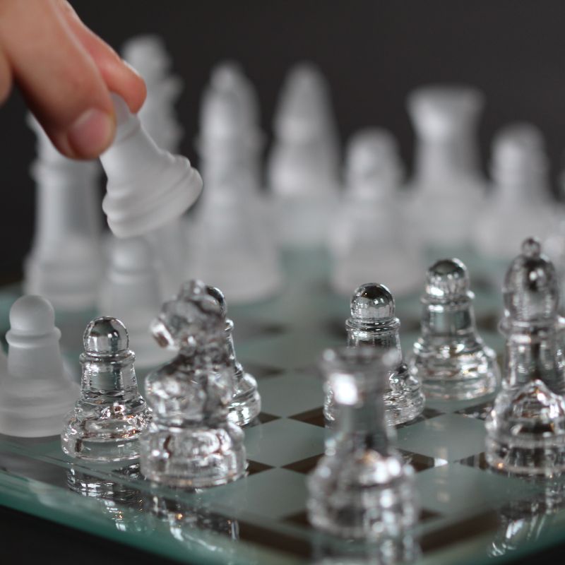 Jeu d'échecs en verre soufflé sur échiquier translucide