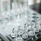 Détail des pièces d'échecs en verre, roi et dame couronnés
