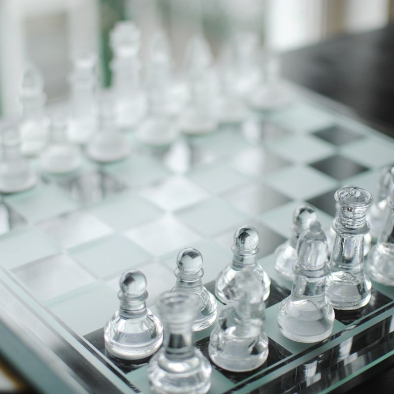 Détail des pièces d'échecs en verre, roi et dame couronnés