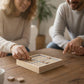 Jeu de sudoku en bois avec pièces numérotées sur une table