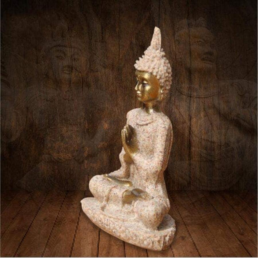 Vue de profil d'une statuette Bouddha en méditation