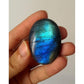 Labradorite polie avec reflets irisés sous lumière naturelle