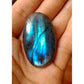 Pierre de Labradorite montrant des nuances bleutées et dorées