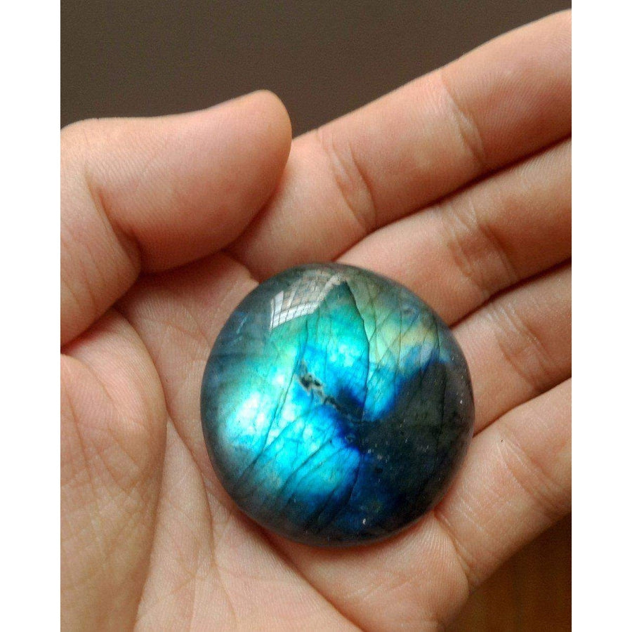 Gros plan sur une Labradorite aux reflets changeants
