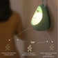 Veilleuse chat en silicone sur une table de chevet