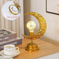 Veilleuse LED en forme de lune sur une table