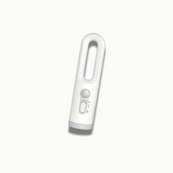 Veilleuse LED montrant sa taille compacte dans une main