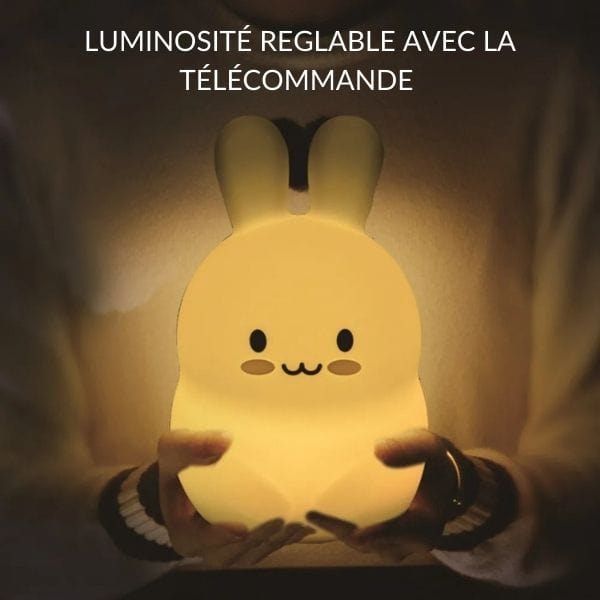 Gros plan sur veilleuse lapin, lumière tamisée