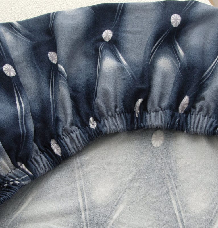 Vue latérale d'une housse ajustée sur coussin