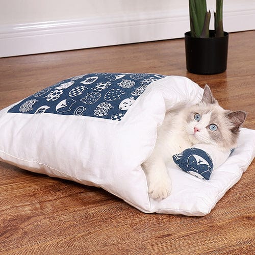 Petit animal blotti dans un lit cocooning, en toute sécurité