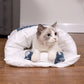 Chat endormi dans un lit cocooning semi-clos en polymère