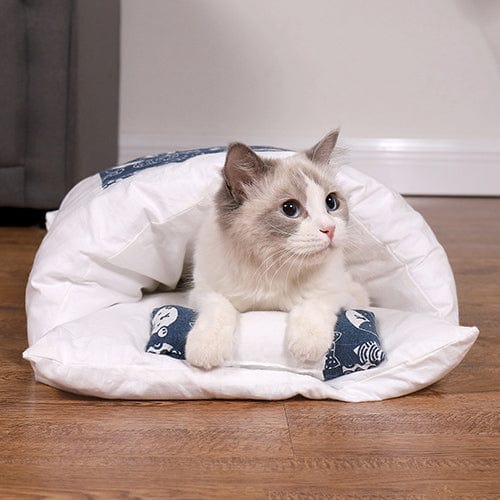 Chat endormi dans un lit cocooning semi-clos en polymère