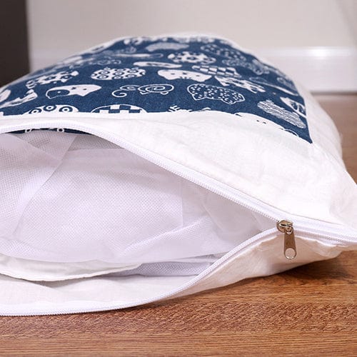 Gros plan sur la texture douce et respirante du lit pour chat
