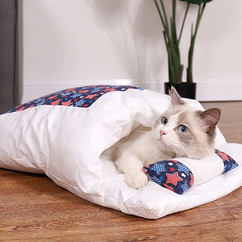 Chat curieux explorant l'intérieur du lit cocooning