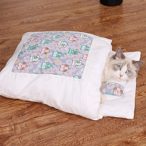 Chat se reposant paisiblement dans un lit cocooning douillet