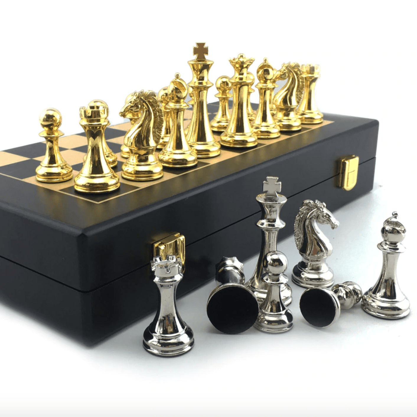 Vue rapprochée du plateau d'échecs en bois vernis