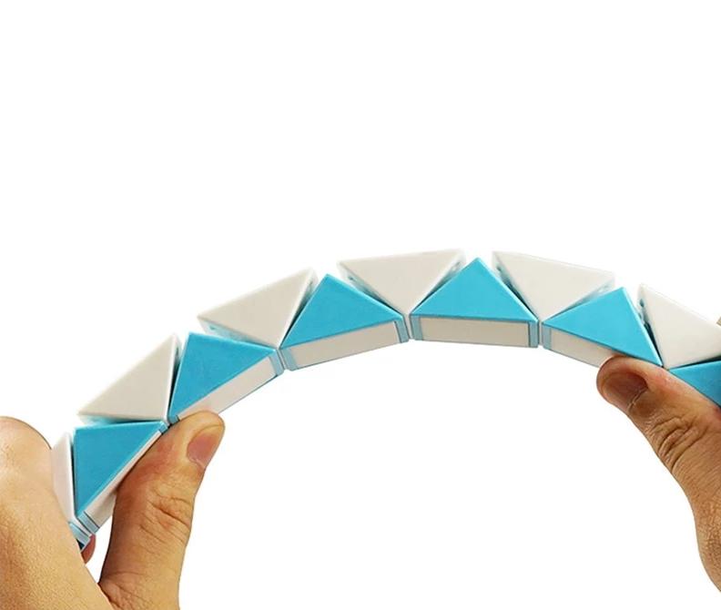 Serpent magique formant une figure complexe sur fond blanc