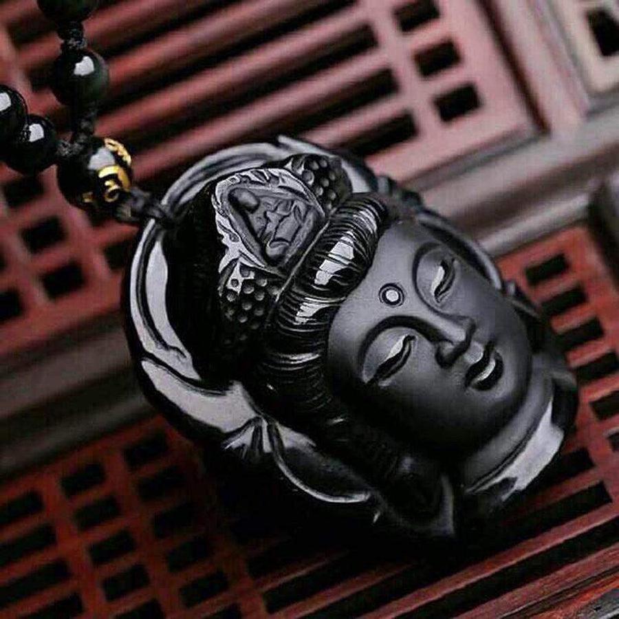 Pendentif Bouddha en obsidienne noire, vue de face