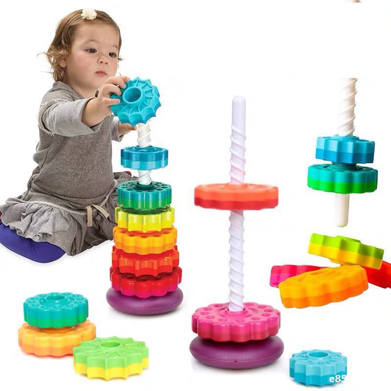Enfant jouant avec une tour de couleurs pour développer la motricité