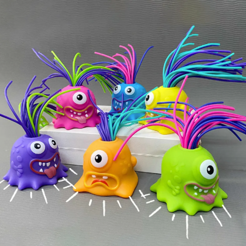 Vue d'ensemble de plusieurs monstres jouets colorés