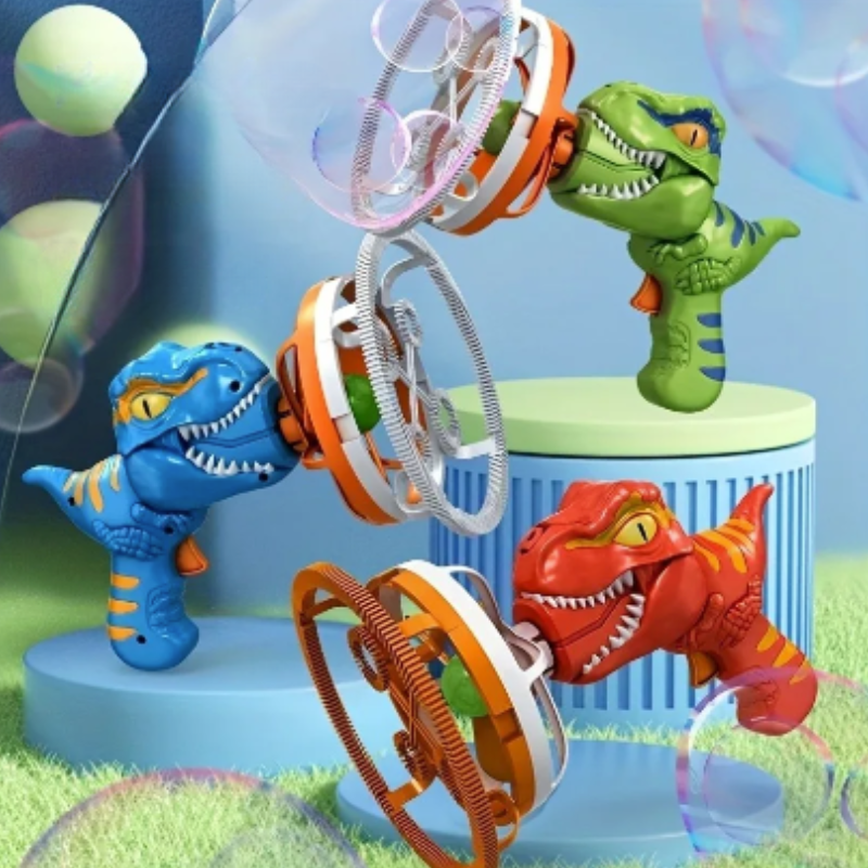 Enfant jouant avec un blaster de bulles en plein air