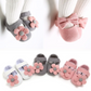 Chaussures bébé en coton beige avec motifs floraux