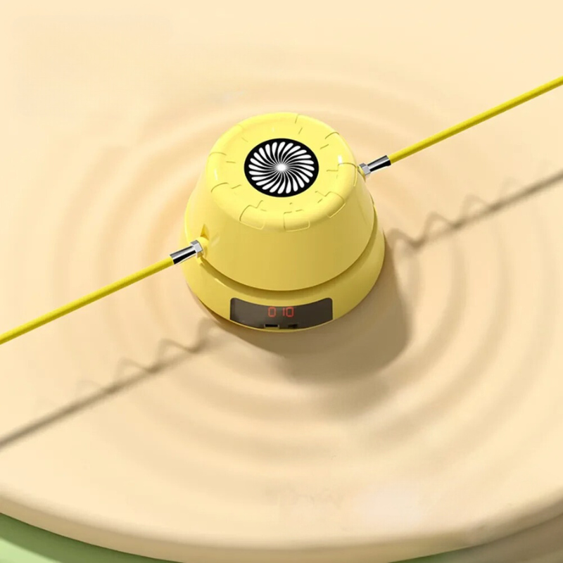 Enfant utilisant une corde à sauter interactive en extérieur