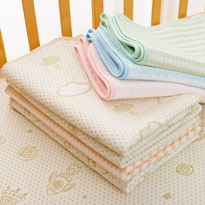 Tapis de protection multicouche sur lit d'enfant