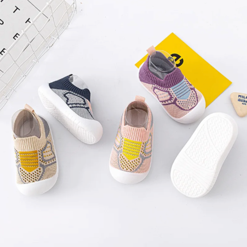 Vue de profil de baskets enfant respirantes en maille