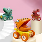 Enfant jouant avec une voiture dinosaure verte, gros plan