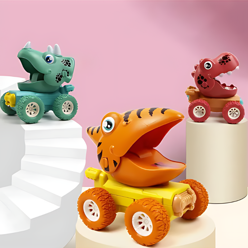 Enfant jouant avec une voiture dinosaure verte, gros plan