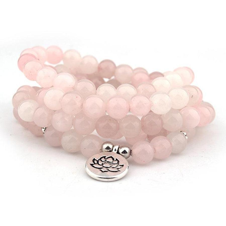 Collier mala 108 perles en cristal rose sur fond blanc
