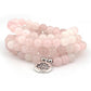 Détail des perles en cristal rose du mala 108