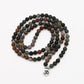 Détail des perles d'Onyx indienne aux teintes variées